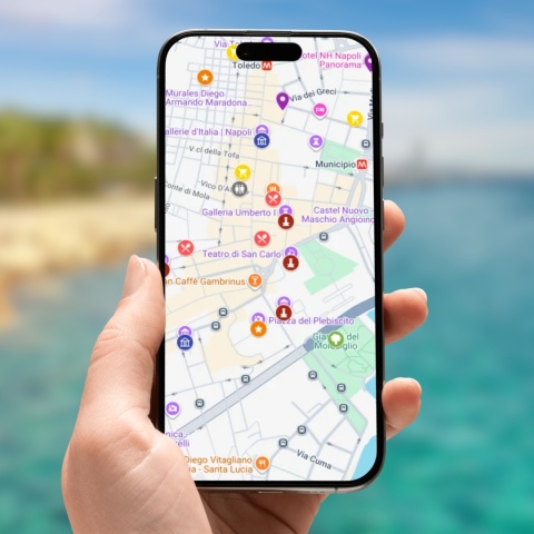 mapa atrakcji turystycznych w Neapolu w google maps na telefonie