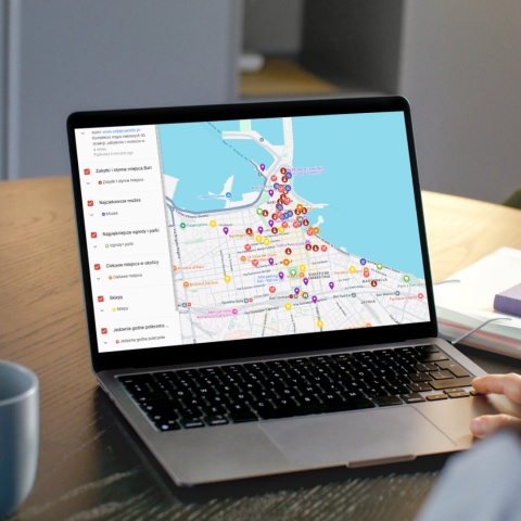 mapa atrakcji Bari na komputerze